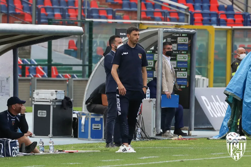 SERIE B | Calcio, il Cosenza richiama in panchina mister Roberto Occhiuzzi