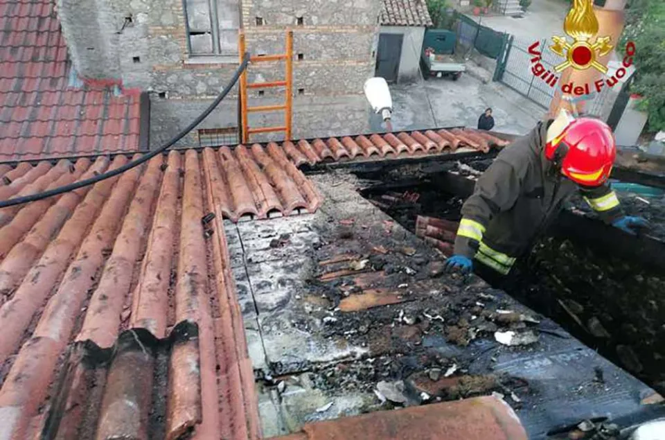 Incendio distrugge il tetto di una casa a Spadola, nel Vibonese: nessun ferito