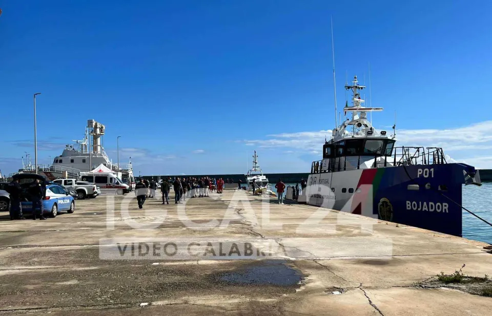 VIDEO | Doppio sbarco a Crotone: in porto 166 migranti a bordo di due mezzi