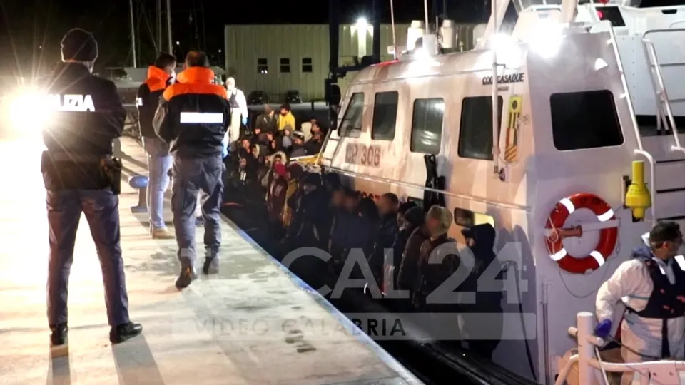 Maxi sbarco di migranti a Roccella Jonica nella notte: arrivate 650 persone