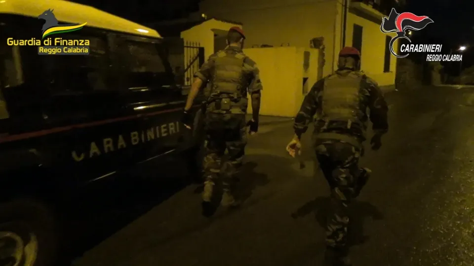 Era sfuggito alla cattura, trovato in un bunker e arrestato: è coinvolto nella blitz antidroga di Gioia Tauro