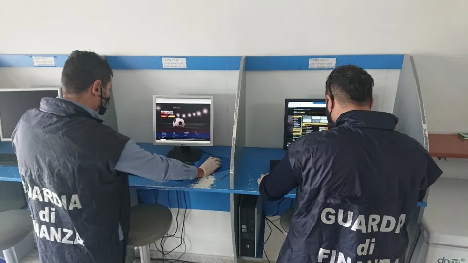 Scoperto nel Crotonese centro scommesse illegale in un negozio per pesca: maxi multa e denuncia per il titolare