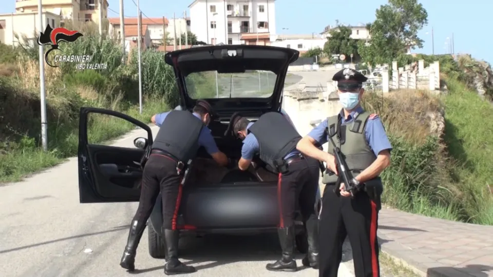 Aggredì a calci una donna anziana per rapinarla: arrestato 22enne di Briatico (VIDEO)