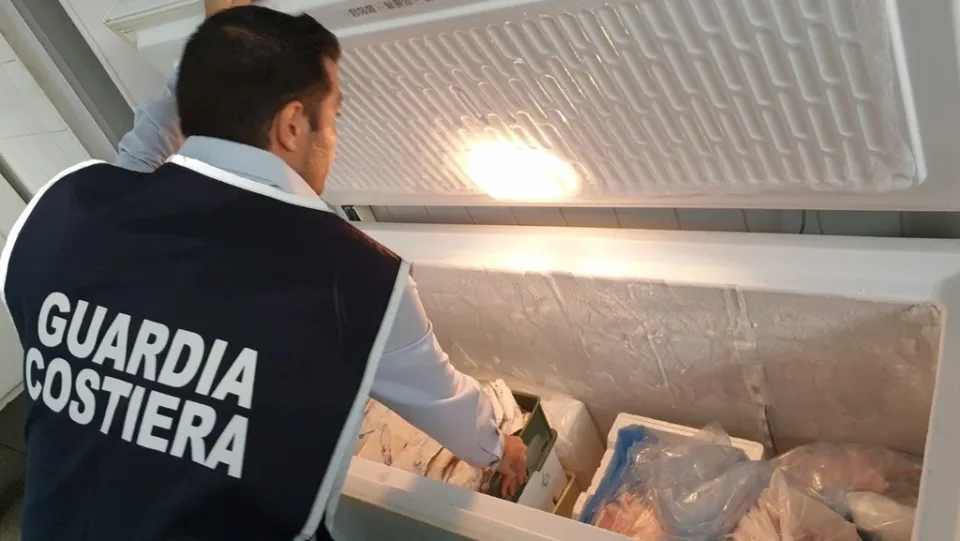 Gioia Tauro: denunciato titolare di un ristorante per carenze igieniche e sequestrati 130 chili di pesce