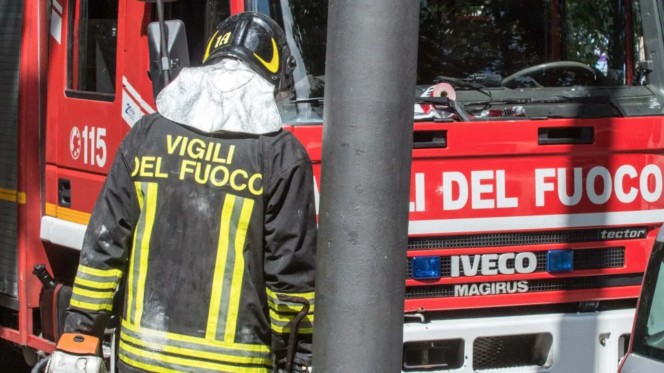 Maxi incendio a Santa Domenica Talao: chiuse scuole e strada