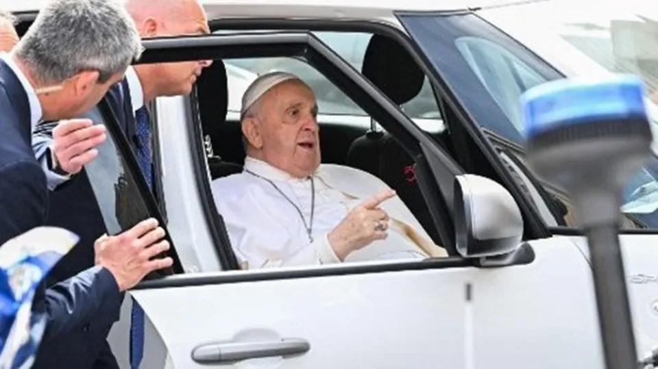 Papa Francesco dimesso dal Gemelli: "Sono vivo, sto bene" (VIDEO)
