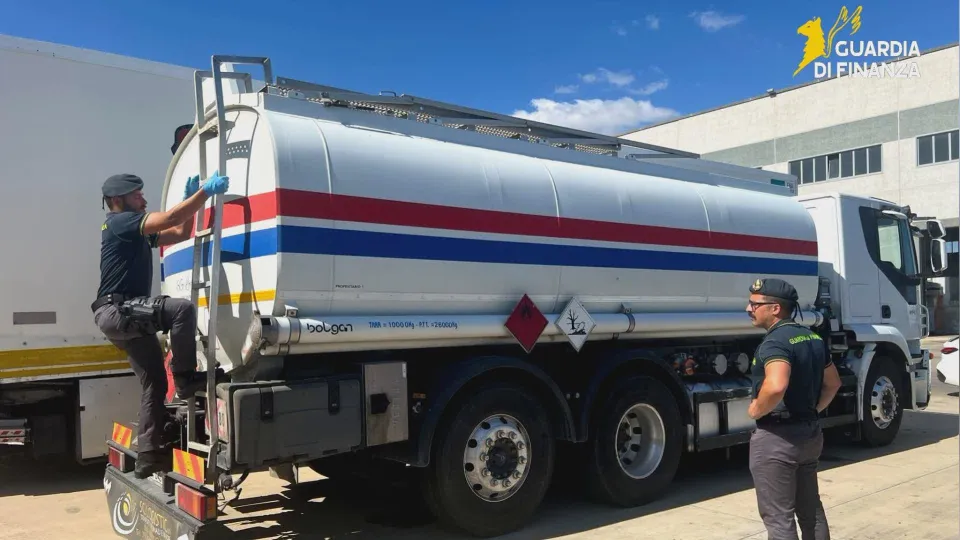 Sequestrata autobotte con gasolio irregolare: due denunce