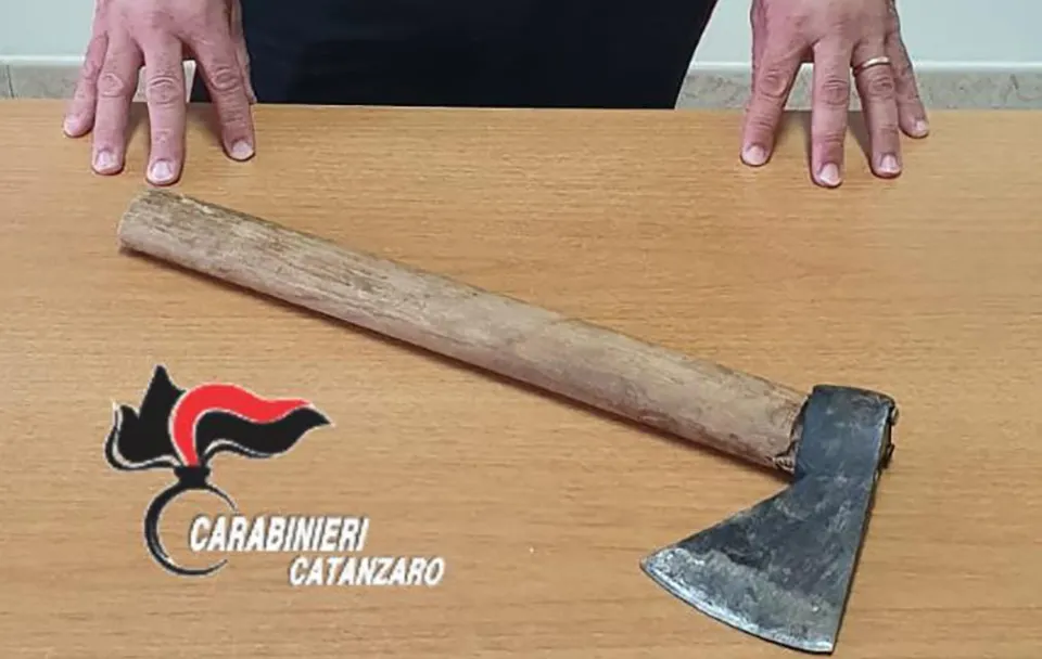 Aggredisce un giovane con l'ascia per un parcheggio, 69enne arrestato a Vallefiorita