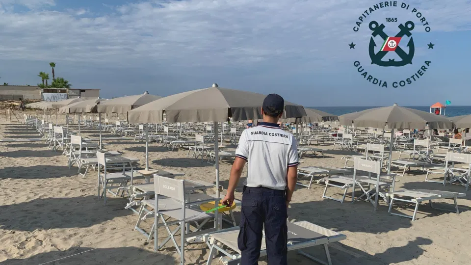 Cirò Marina, occupazione senza permesso: Guardia Costiera libera 375 mq di spiaggia