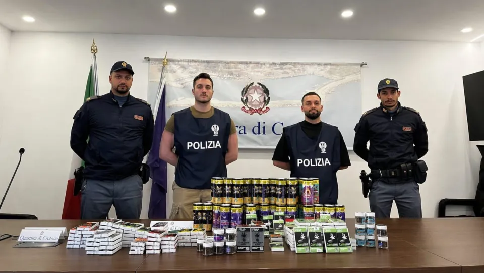 Controlli nei cannabis shop: sequestrata marijuana light a Crotone