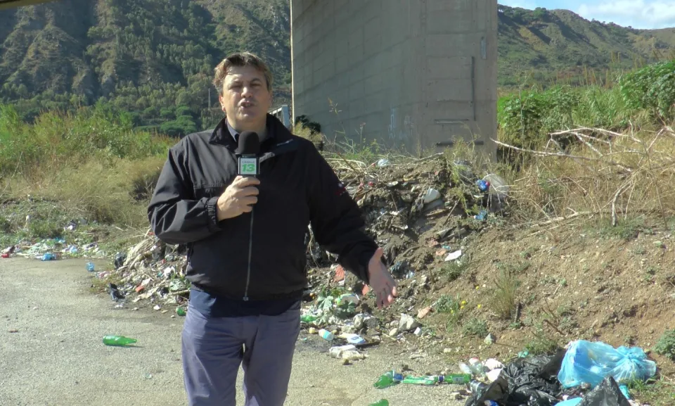 “Catanzaro e dintorni” su VideoCalabria: ancora emergenza rifiuti e spazzatura abbandonata lungo le strade. Incivili!