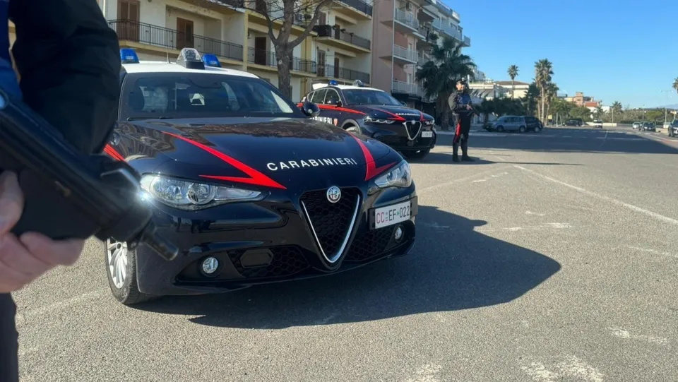 «Apri siamo i Carabinieri», e poi lo accoltellano: due fermi