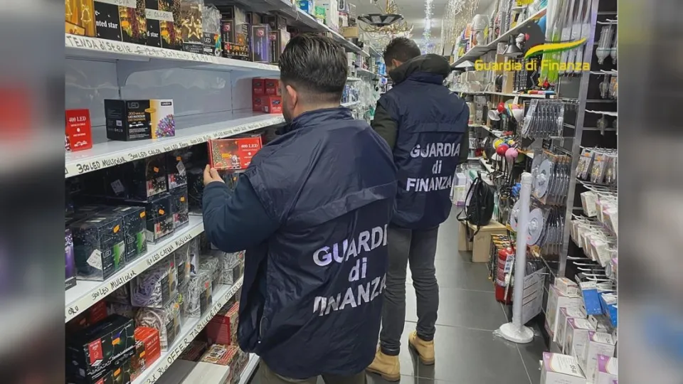 Sequestrati nel cosentino 281 mila addobbi natalizi non sicuri