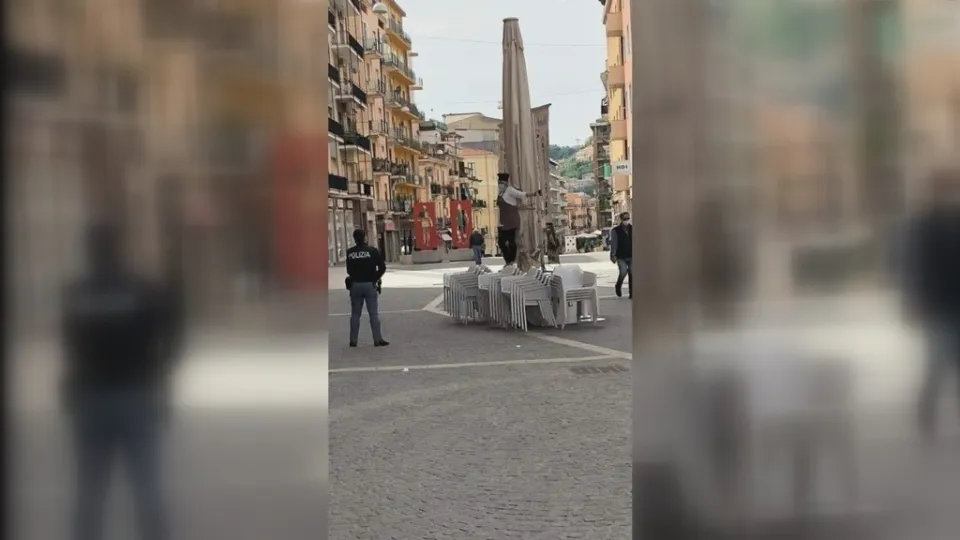 S'incatena davanti al suo bar in centro a Cosenza per protesta: «Si muore più di fame che di coronavirus»