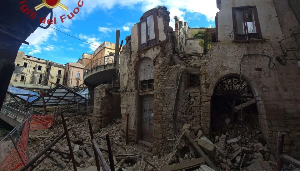 Crollo parziale nel centro storico di Cosenza, evacuate sette famiglie