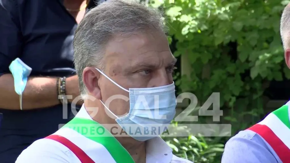 Covid: aumentano i casi positivi a Rocca di Neto, sindaco e gestori dei locali sospendono le serate