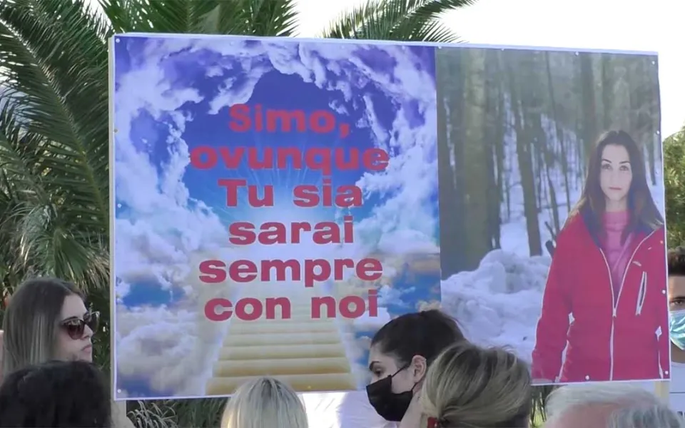 Soverato, in centinaia alla fiaccolata per ricordare Simona Cavallaro