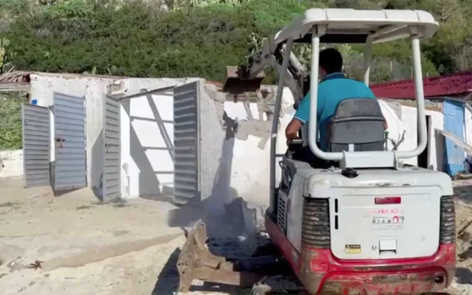 Ricadi, abbattuti due manufatti abusivi realizzati sulla spiaggia a di 'Grotticelle' (Video)