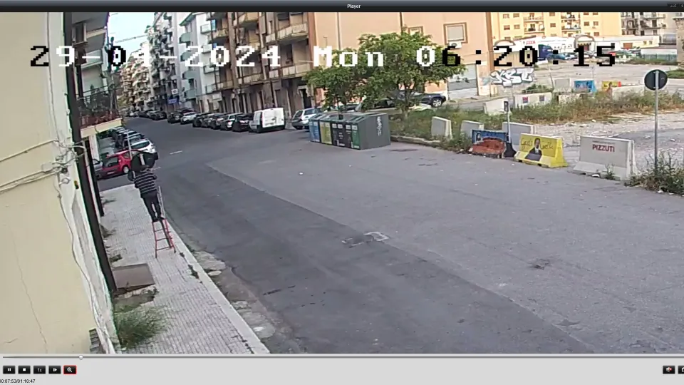 Rubano cartelli stradali in pieno centro a Crotone: due denunce