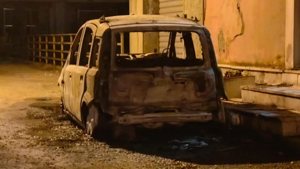 Bruciata l'auto del prete già aggredito nel Reggino