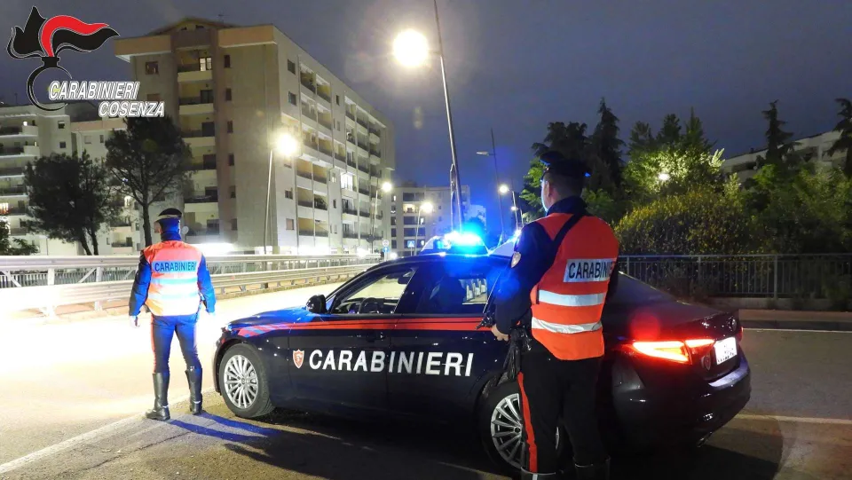 Spara verso l'abitazione di un uomo ferendolo gravemente, arrestato