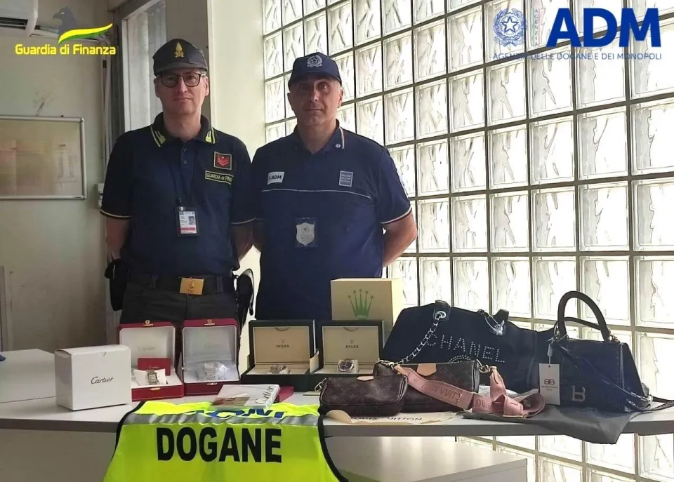 In transito nello scalo di Lamezia, trovato passeggero con orologi e borse contraffatte: sequestrati