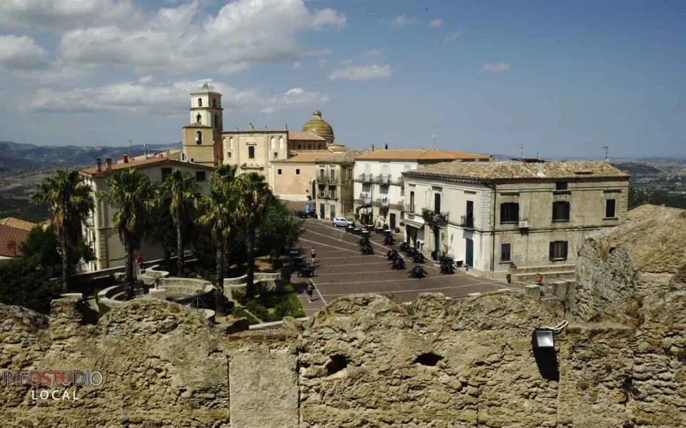 Santa Severina e la sua antica biblioteca: un luogo ancora vivo, a cavallo tra i secoli e la modernità