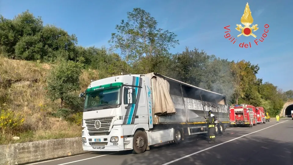 In fiamme sulla 107 tir che trasportava acqua potabile