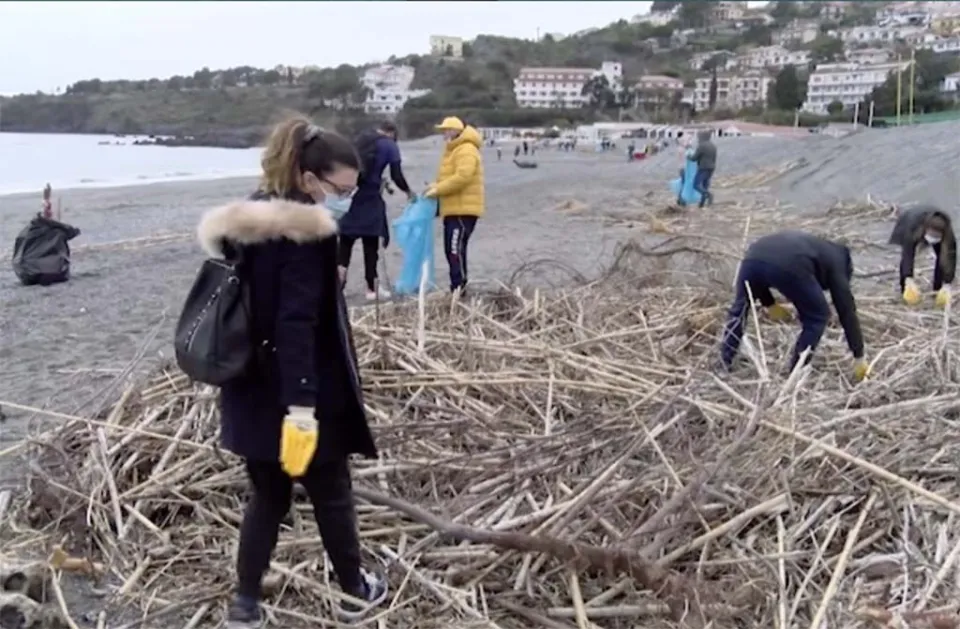 Scalea, volontari puliscono la spiaggia per un futuro libero dalle plastiche