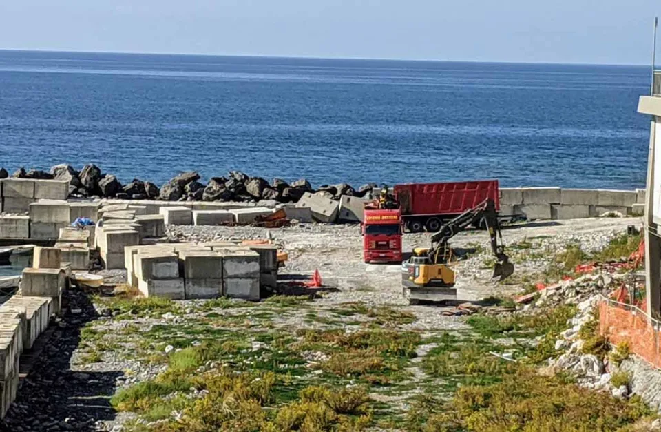 Diamante, via allo sgombero dell'ex cantiere del porto