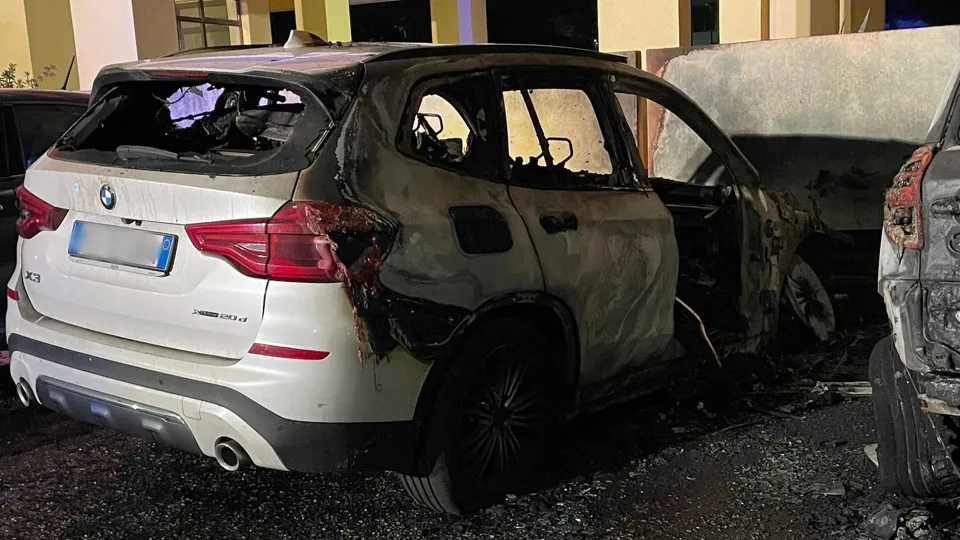 Crotone, incendiata l'auto di un avvocato: il COA esprime «sdegno»