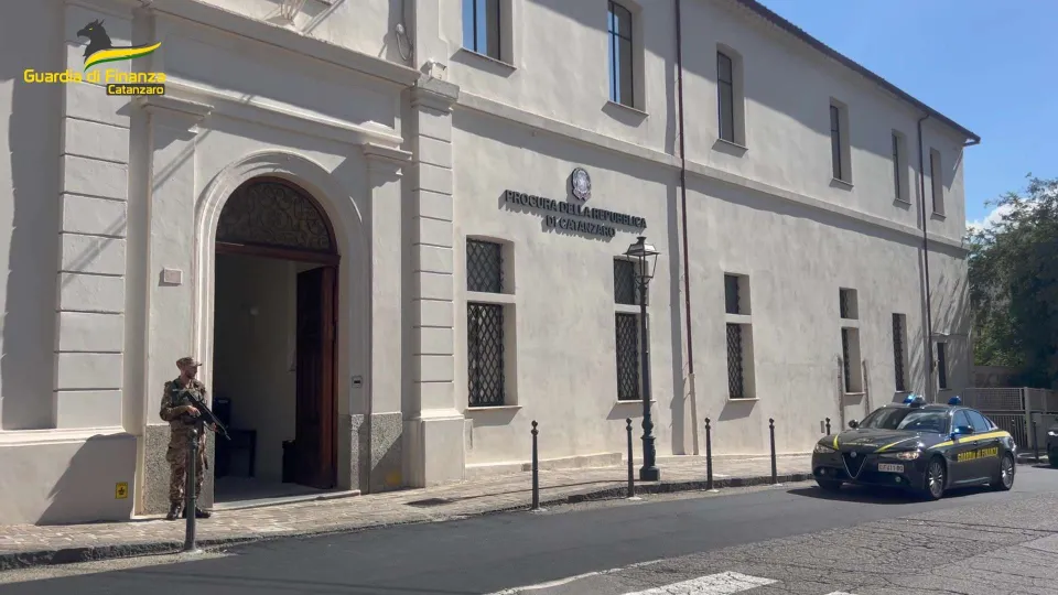 Tentata estorsione ad un uomo malato ed alla moglie: due arresti