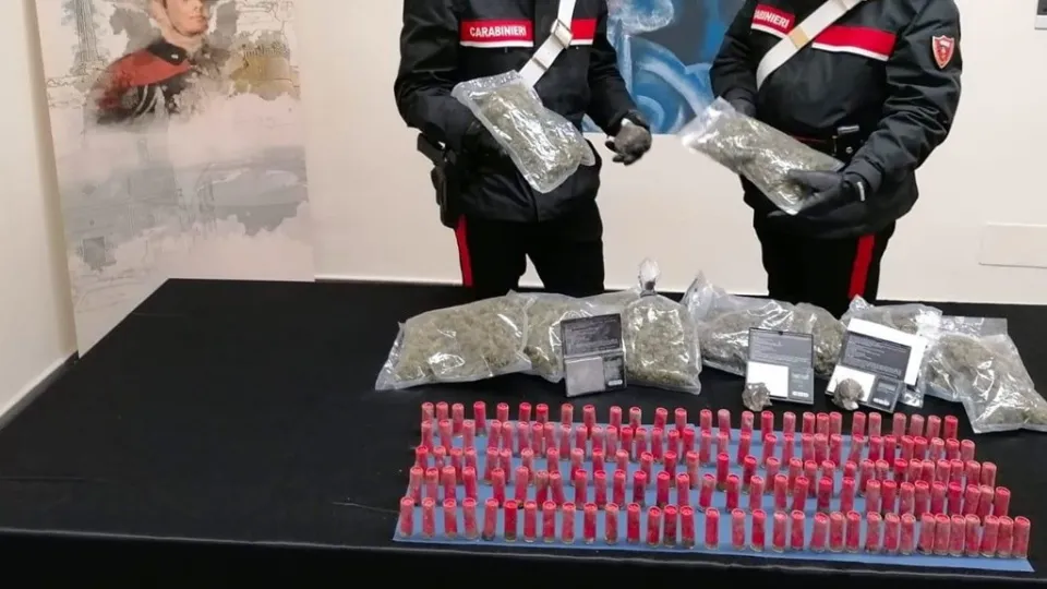 Nascondeva droga ed armi all'ex liceo "Gravina": arrestato 43enne a Crotone