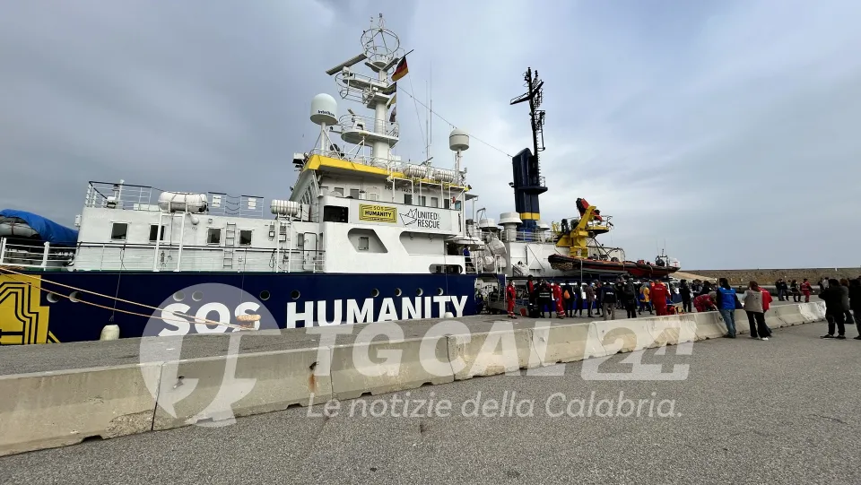 Attraccata a Crotone la ong Humanity One con a bordo 200 migranti