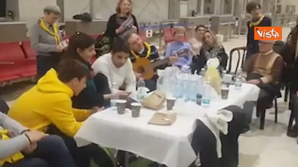Coronavirus, gli italiani bloccati all’aeroporto di Tel Aviv cantano “O sole mio” (VIDEO)