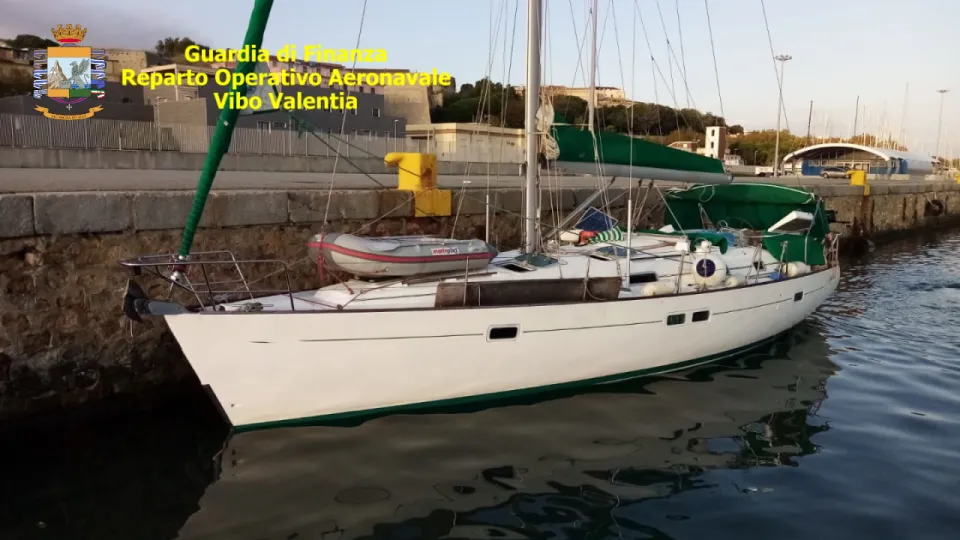 Duplice sbarco di migranti in Calabria: intercettate due imbarcazioni nel Crotonese e nel Reggino