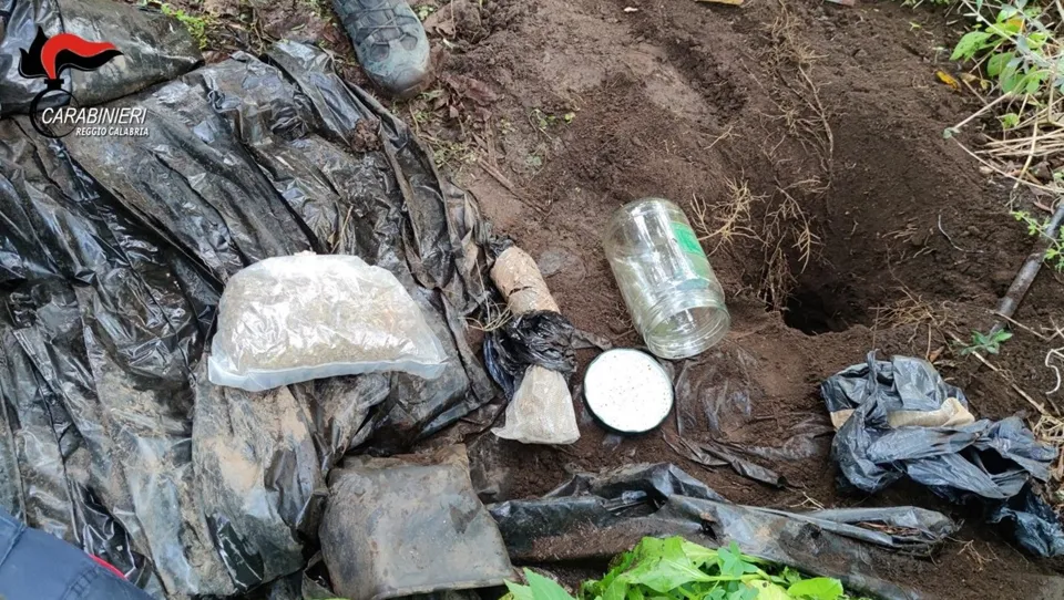 Droga nascosta a mezzo metro di profondità in un terreno: un arresto a Rosarno