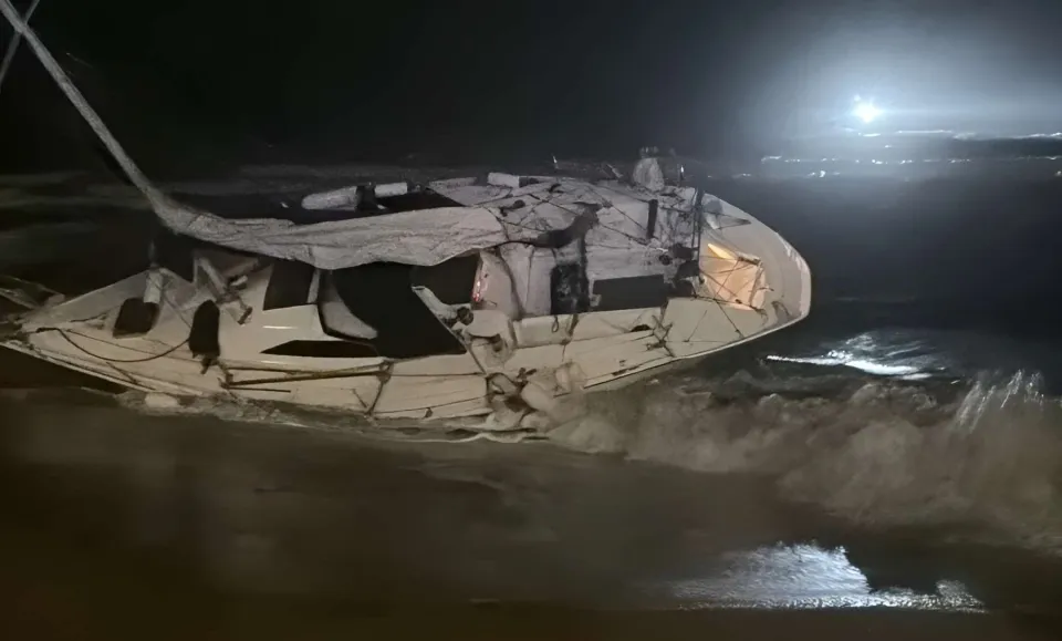 Maltempo, Isola Capo Rizzuto: barca in avaria nella notte, salvati 2 velisti