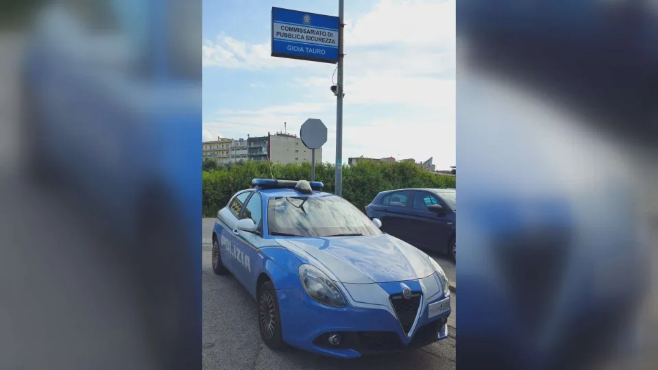 Aggredisce e distrugge con un'ascia il negozio del fratello per soldi: arrestato