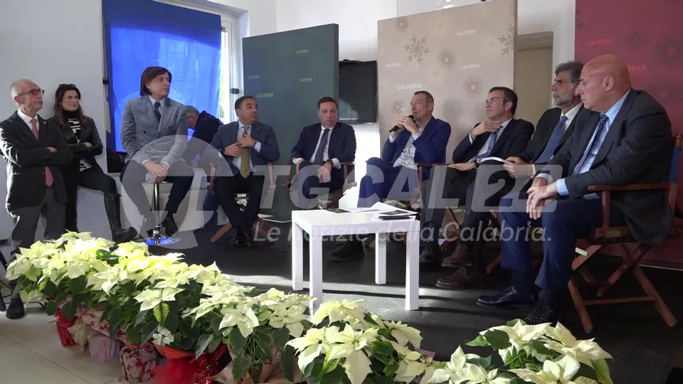 VIDEO | Amadeus presenta "L'anno che verrà" da Crotone
