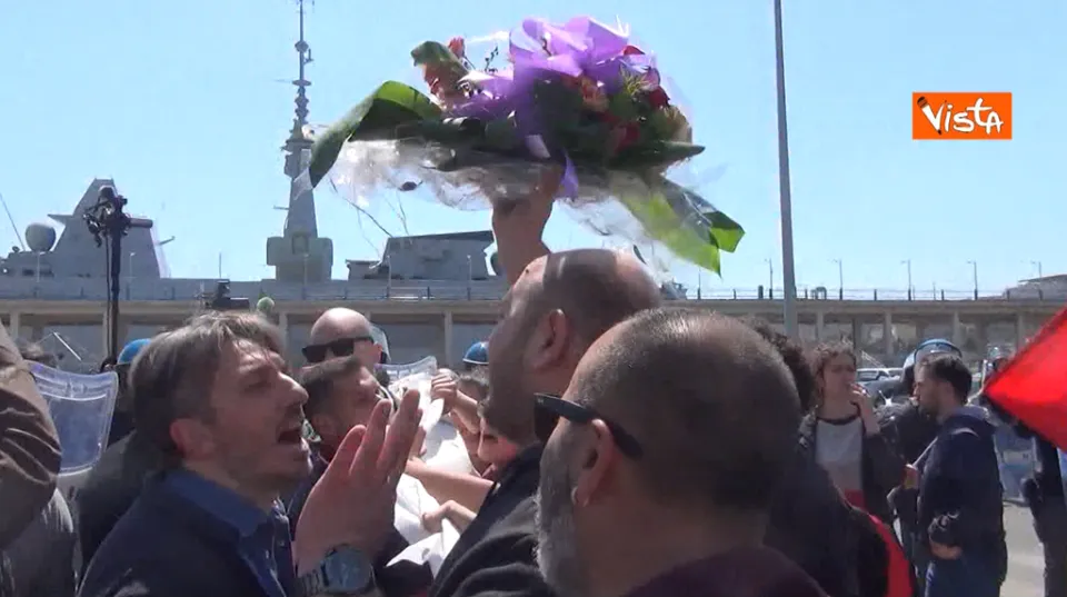 Scontri a Napoli contro dl Cutro: corona di fiori a Piantedosi per i migranti morti nel naufragio (VIDEO)