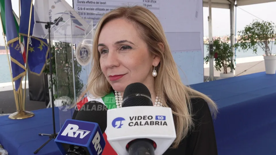 Minacce ai figli, sindaca Scarcella: «Mi incatenerò al Comune e inizierò lo sciopero della fame»