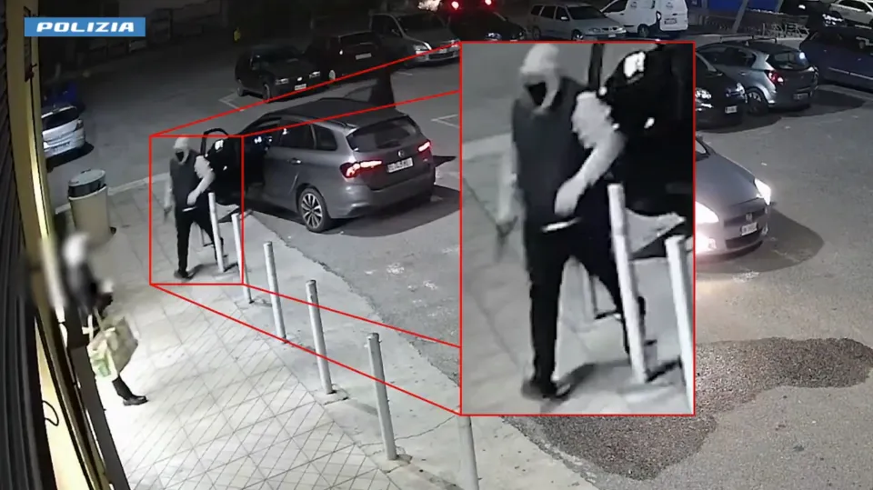 Due arresti per rapina a mano armata in un supermercato di Siderno