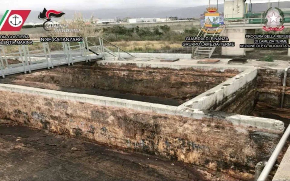 Rifiuti industriali smaltiti nel terreno e in mare, sequestri e arresti a Lamezia