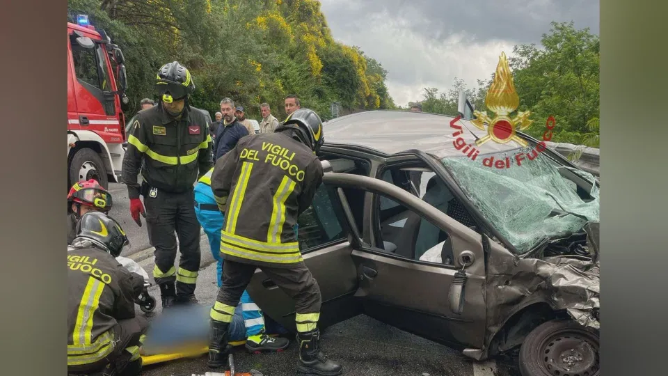 Incidente sulla Statale 107, due feriti estratti dalle lamiere