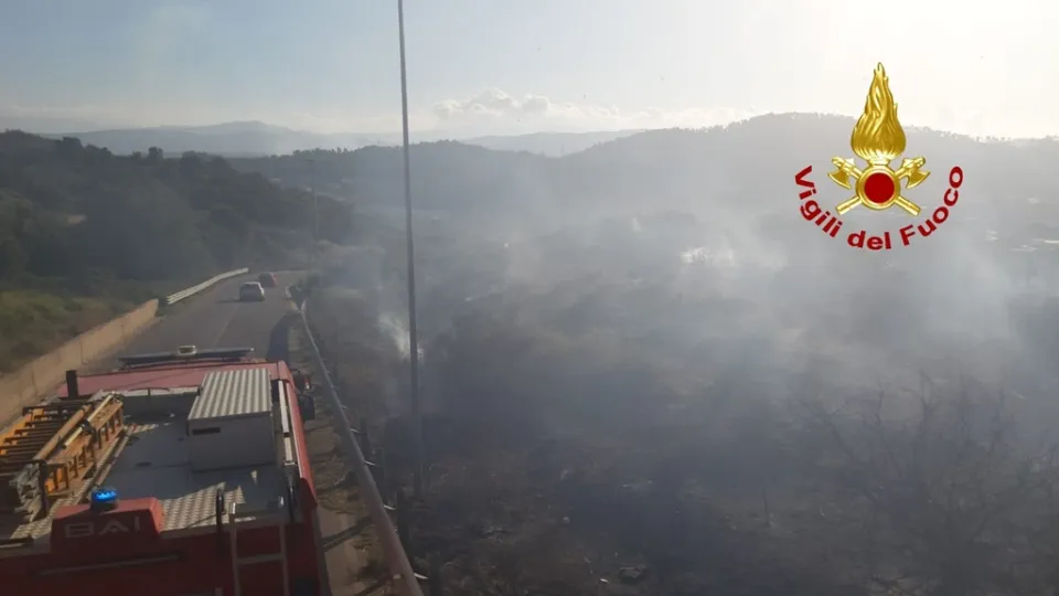 Vasto incendio a Squillace, in fiamme la macchia mediterranea