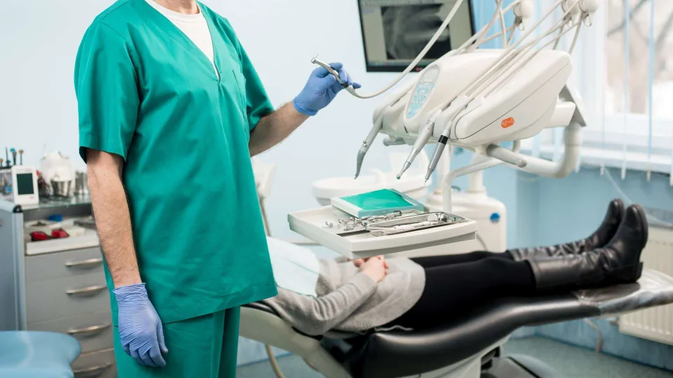 Si invaghisce del suo dentista e lo perseguita per 15 anni: arrestata