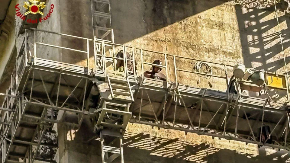 Operai bloccati su due piattaforme sospese recuperati dai Vigili del fuoco (VIDEO)