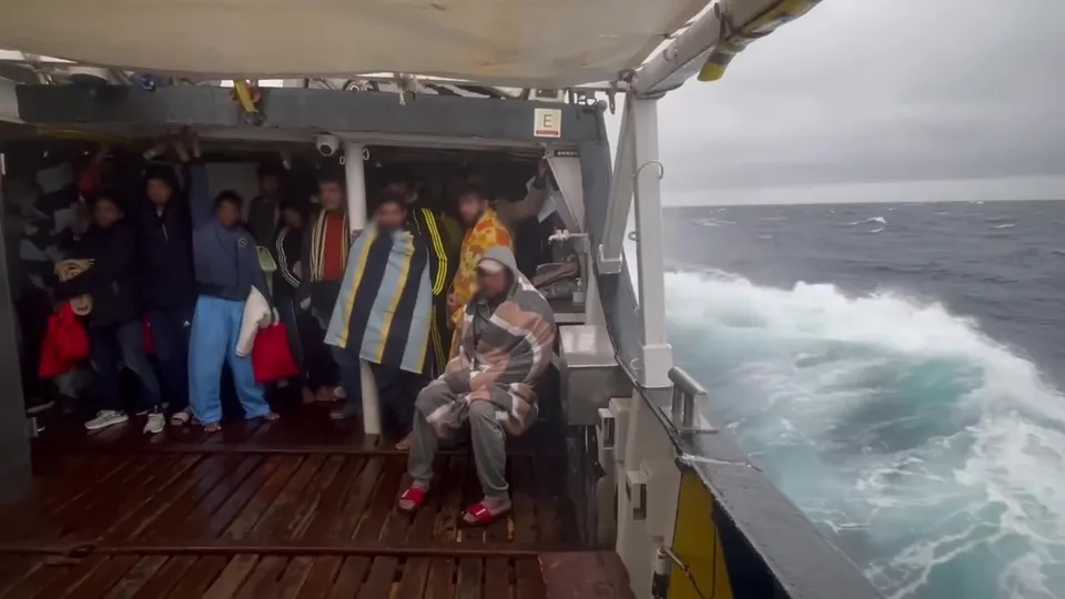 Migranti: attraccata al porto di Crotone l'Open Arms con 57 persone