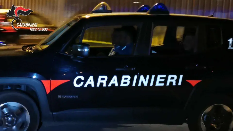 Fermato dai Carabinieri con una pistola pronta all'uso: arrestato 18enne